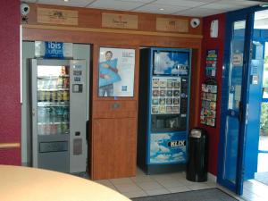 una tienda con dos máquinas expendedoras en una tienda en ibis budget Libourne, en Libourne