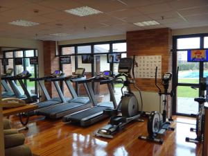Posilňovňa alebo fitness centrum v ubytovaní Mercure Leonardo da Vinci Rome Airport