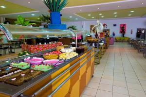 un buffet avec de nombreux types de nourriture différents dans l'établissement Golden Dolphin Caldas Novas, à Caldas Novas