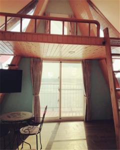 Cette chambre comprend une mezzanine avec un bureau et une table. dans l'établissement Sky Island B&B, à Jiaoxi