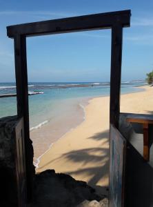 Malee Villa (Beach Inns Holiday Resort) في ماتارا: إطلالة على الشاطئ من نافذة مفتوحة