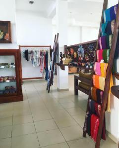 una tienda con un montón de ropa en exhibición en Malee Villa (Beach Inns Holiday Resort), en Matara