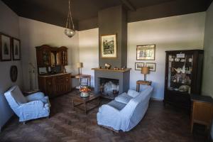 a living room with two chairs and a fireplace at El Rolito in Sierra de la Ventana