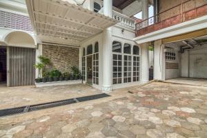 an empty courtyard of a building with a large door at RedDoorz Plus near Akademi Kepolisian Semarang 3 in Candi
