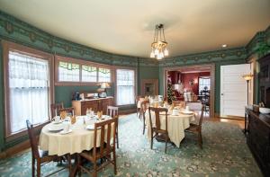 uma sala de jantar com mesas e cadeiras em Looking Glass Inn em Indianápolis
