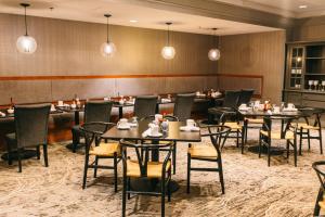 un comedor con mesas, sillas y luces en Crowne Plaza Hotel Harrisburg-Hershey, an IHG Hotel, en Harrisburg