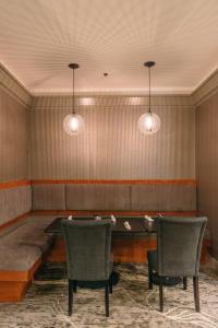 een kamer met een tafel en twee stoelen en twee verlichting bij Crowne Plaza Hotel Harrisburg-Hershey, an IHG Hotel in Harrisburg