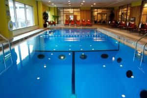 una piscina con iluminación azul en un edificio en Crowne Plaza Hotel Harrisburg-Hershey, an IHG Hotel en Harrisburg