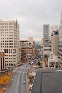 uma vista para uma rua numa cidade com edifícios em Crowne Plaza Hotel Harrisburg-Hershey, an IHG Hotel em Harrisburg