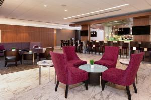 a restaurant with tables and chairs and a bar at Holiday Inn Washington-College Pk I-95 in College Park