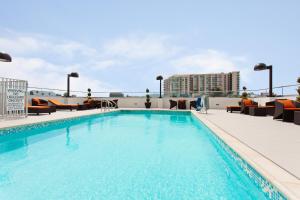 einen Swimmingpool auf dem Dach eines Hotels in der Unterkunft Hampton Inn by Hilton North Hollywood in North Hollywood