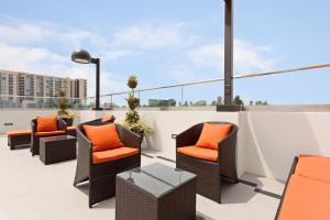 eine Terrasse mit Stühlen und einem Tisch auf dem Dach in der Unterkunft Hampton Inn by Hilton North Hollywood in North Hollywood