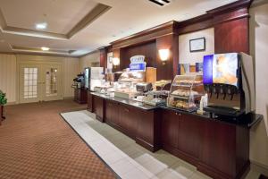 un hall d'hôtel avec un comptoir avec de la nourriture dans l'établissement Holiday Inn Express Hotel & Suites Drums-Hazelton, an IHG Hotel, à Drums