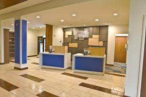 um lobby com dois contadores e um monte de caixas em Holiday Inn Express Rochester Hills, an IHG Hotel em Rochester Hills