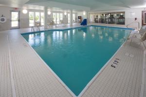 uma grande piscina com água azul num edifício em Holiday Inn Express Rochester Hills, an IHG Hotel em Rochester Hills