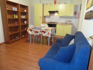 ein Wohnzimmer mit einem blauen Sofa und einem Tisch in der Unterkunft B&B Don Diego in Linguaglossa