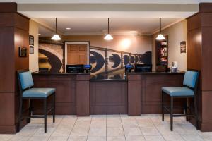 Лобби или стойка регистрации в Staybridge Suites Indianapolis Downtown-Convention Center, an IHG Hotel