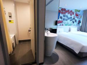 Postel nebo postele na pokoji v ubytování Wholesome Hotel