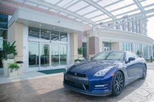 un coche azul estacionado frente a un edificio en Holiday Inn Murfreesboro, an IHG Hotel en Murfreesboro