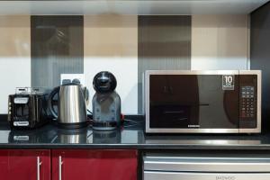 A kitchen or kitchenette at GuestReady - Optical Illusion