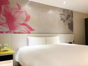Postel nebo postele na pokoji v ubytování Wholesome Hotel