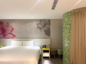 Postel nebo postele na pokoji v ubytování Wholesome Hotel