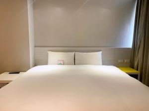 Postel nebo postele na pokoji v ubytování Wholesome Hotel