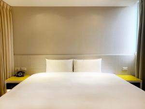 Postel nebo postele na pokoji v ubytování Wholesome Hotel