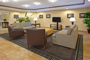 uma sala de estar com sofás e uma televisão de ecrã plano em Candlewood Suites Roswell, an IHG Hotel em Roswell