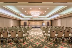 una sala de conferencias con sillas y un escenario en el medio en Crowne Plaza Indianapolis-Airport, an IHG Hotel, en Indianápolis
