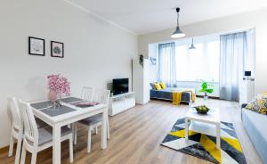 uma sala de estar com uma mesa e cadeiras e um sofá em Lucky Place BASIC em Bielsko-Biala