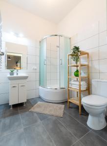 uma casa de banho com uma banheira, um WC e um lavatório. em Lucky Place BASIC em Bielsko-Biala