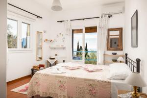 een slaapkamer met een bed en een raam bij Katoussa in Paleokastritsa