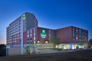 オースティンにあるHoliday Inn Express Hotel & Suites Austin Downtown - University by IHGの側面に看板がある大きな建物