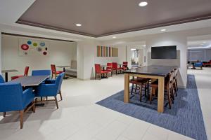 オースティンにあるHoliday Inn Express Hotel & Suites Austin Downtown - University by IHGのダイニングルーム(テーブル、椅子付)