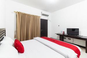 Llit o llits en una habitació de RedDoorz near Bahu Mall Manado