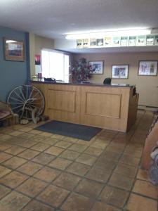 a waiting room with a counter and a wheel at High Chaparral Inn in Rocky Ford