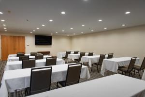 Møde- og/eller konferencelokalet på Holiday Inn Express & Suites Hayward, an IHG Hotel