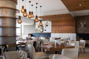 um restaurante com tectos e mesas e cadeiras de madeira em Holiday Inn Express Durban - Umhlanga, an IHG Hotel em Durban