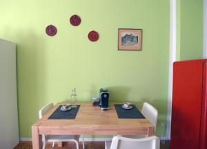 einem Esstisch mit Stühlen und einem Holztisch mit Tellern darauf in der Unterkunft Hindenburg str Apartments in Garmisch-Partenkirchen