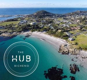比舍诺The Hub Bicheno的享有hu bicheno海滩的空中景致