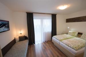 En eller flere senger på et rom på Appartement Neumayer
