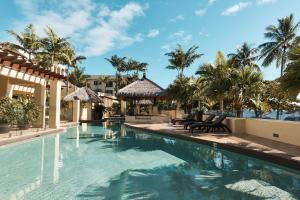 Swimming pool sa o malapit sa Sea Change Beachfront Apartments