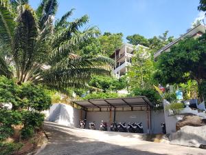 un grupo de motocicletas estacionadas al lado de un edificio en Balcony Villa en Ko Tao