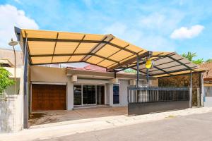 a detached house with awning over a garage at SPOT ON 2281 Omajo in Semarang