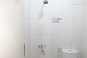 Koupelna v ubytování RedDoorz Syariah near Jam Gadang Bukittinggi 2