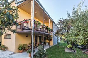 Gallery image of Tinikos Guest House in Tʼelavi