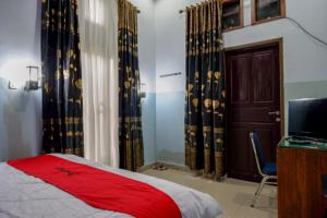 Un pat sau paturi într-o cameră la RedDoorz @ Wangi-Wangi Island Wakatobi