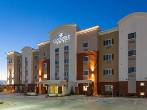 een weergave van de voorkant van een hotel bij Candlewood Suites San Marcos, an IHG Hotel in San Marcos