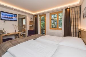 Postel nebo postele na pokoji v ubytování Hotel Bella Vista Zermatt